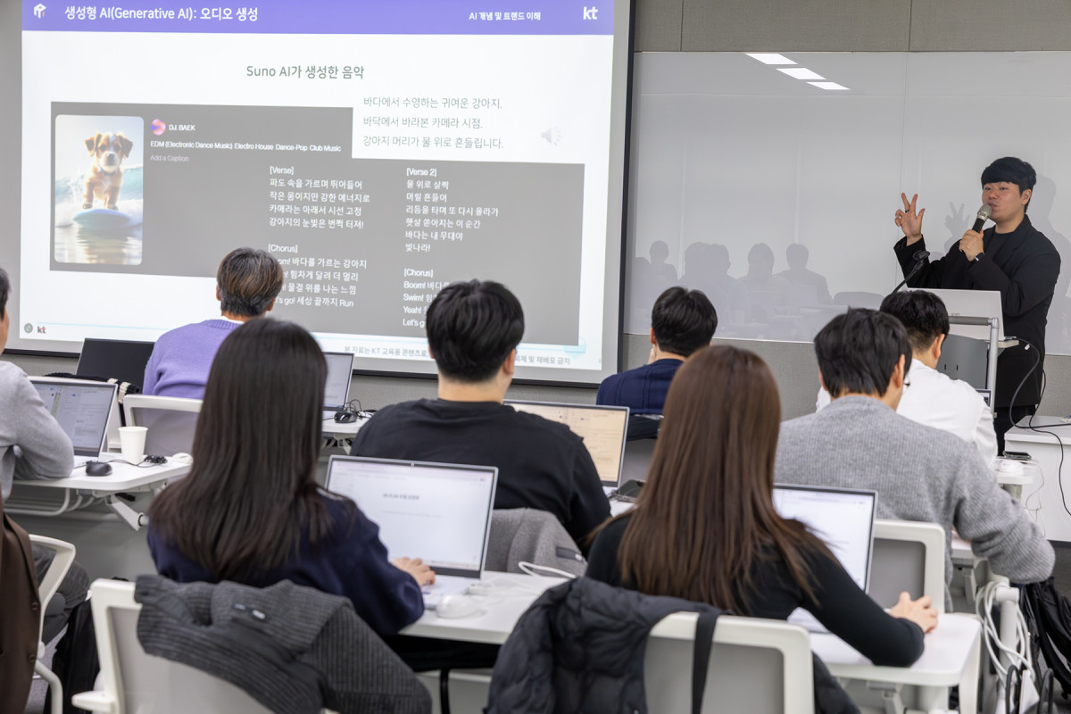 ▲KT가 산업계의 AI 변화 속도에 맞춘 실효성 있는 교육을 원하는 다양한 수요에 맞춰 경기도 성남에 위치한 KT 판교 사옥에 AI 전문 교육 공간인 ‘AI Campus’를 개소하고 실무형 AI 기반 업무 전환(AX) 역량 교육을 진행했다고 밝혔다. 사진은 최근 진행한 AI 교육에 참가한 협력사 직원들의 학습 모습. (사진제공=KT)