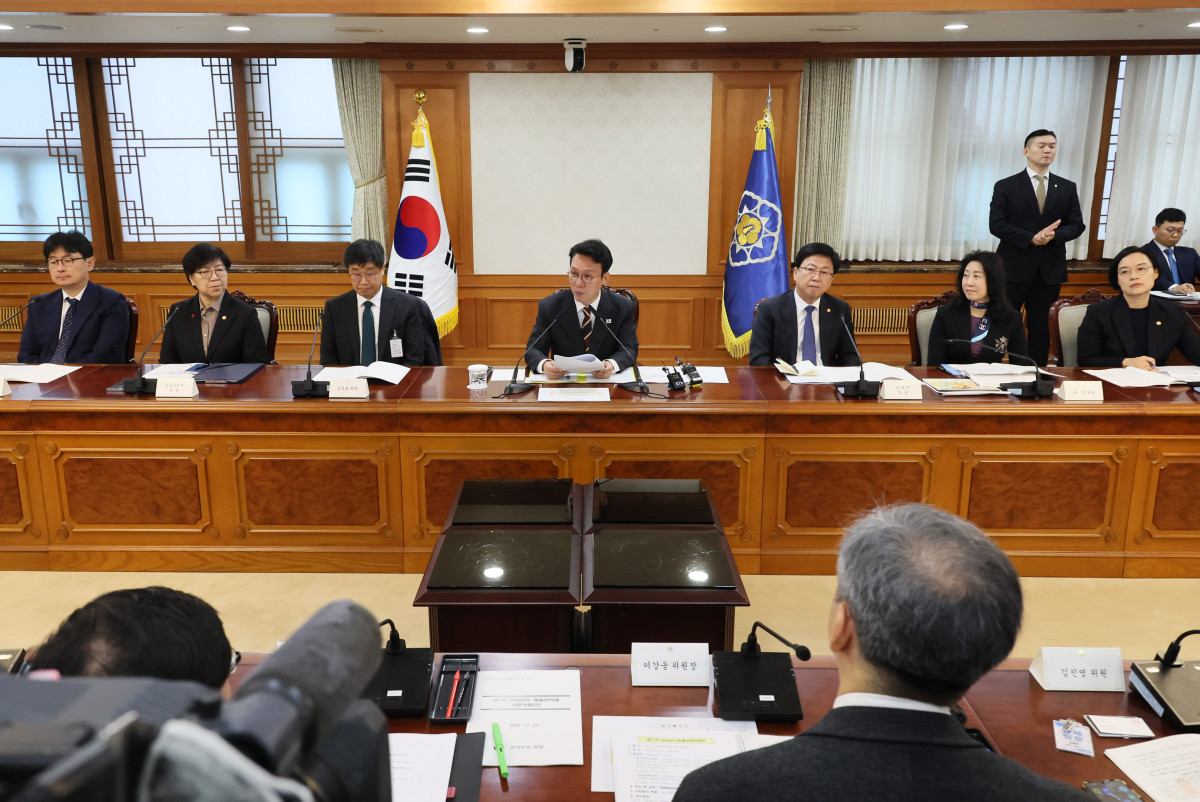 ▲김민석 국무총리가 25일 서울 종로구 정부서울청사에서 열린 미세먼지특별대책위원회를 주재하고 있다. (연합뉴스 )