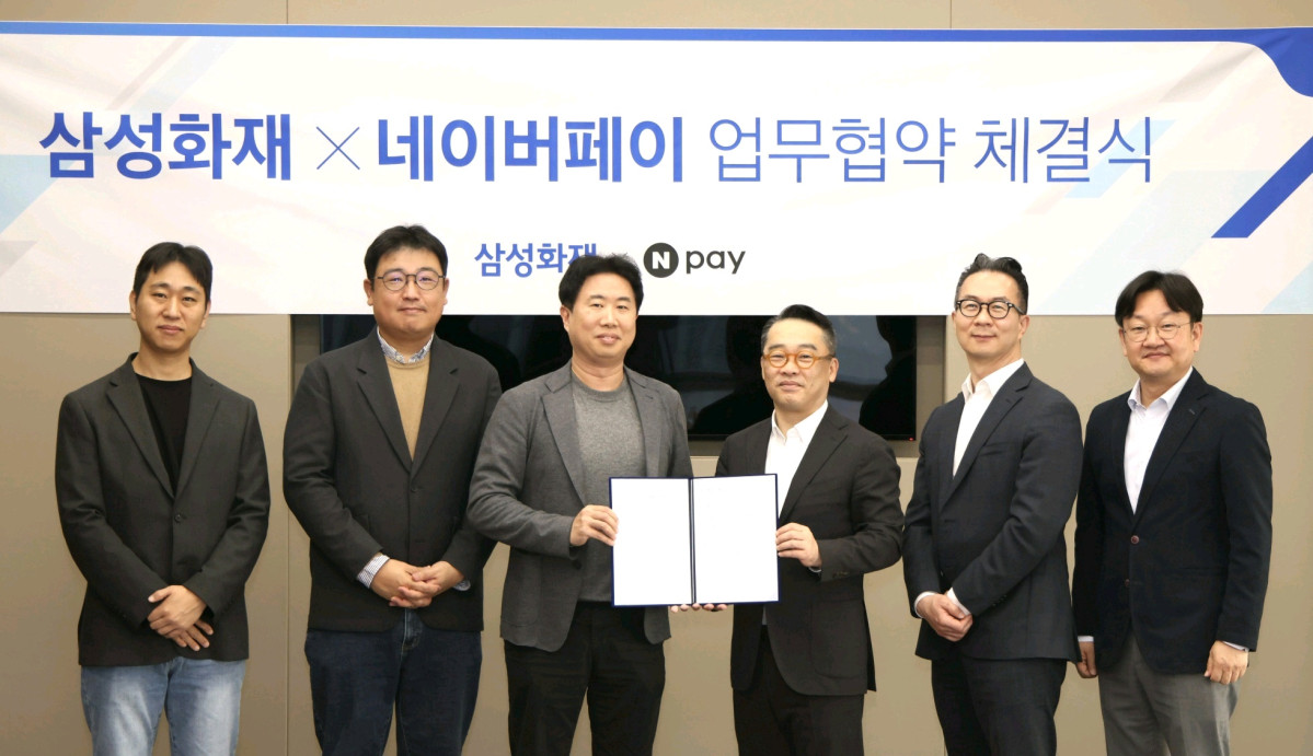 ▲삼성화재는 24일 서울 서초구 본사에서 네이버페이(Npay)와 상호 협력을 위한 업무협약(MOU)을 체결했다고 25일 밝혔다. 삼성화재 박민재 부사장(우측 세번째), Npay 조재박 부사장(좌측 세번째)과 관계자들이 기념사진 촬영을 하고 있다. (제공 삼성화재)