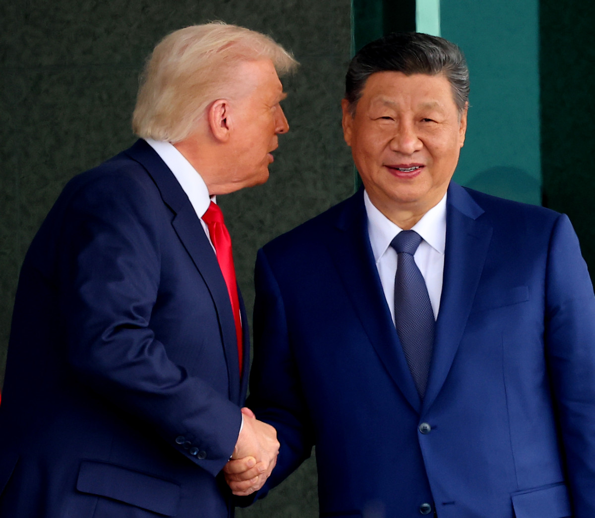 ▲도널드 트럼프 미국 대통령과 시진핑 중국 국가주석이 30일 부산 김해공군기지 의전실 나래마루에서 미중 정상회담을 마친 뒤 회담장을 나서며 대화하고 있다. 2025.10.30    handbrother@yna.co.kr/2025-10-30 14:49:40/<저작권자 ⓒ 1980-2025 ㈜연합뉴스. 무단 전재 재배포 금지, AI 학습 및 활용 금지> (연합뉴스)