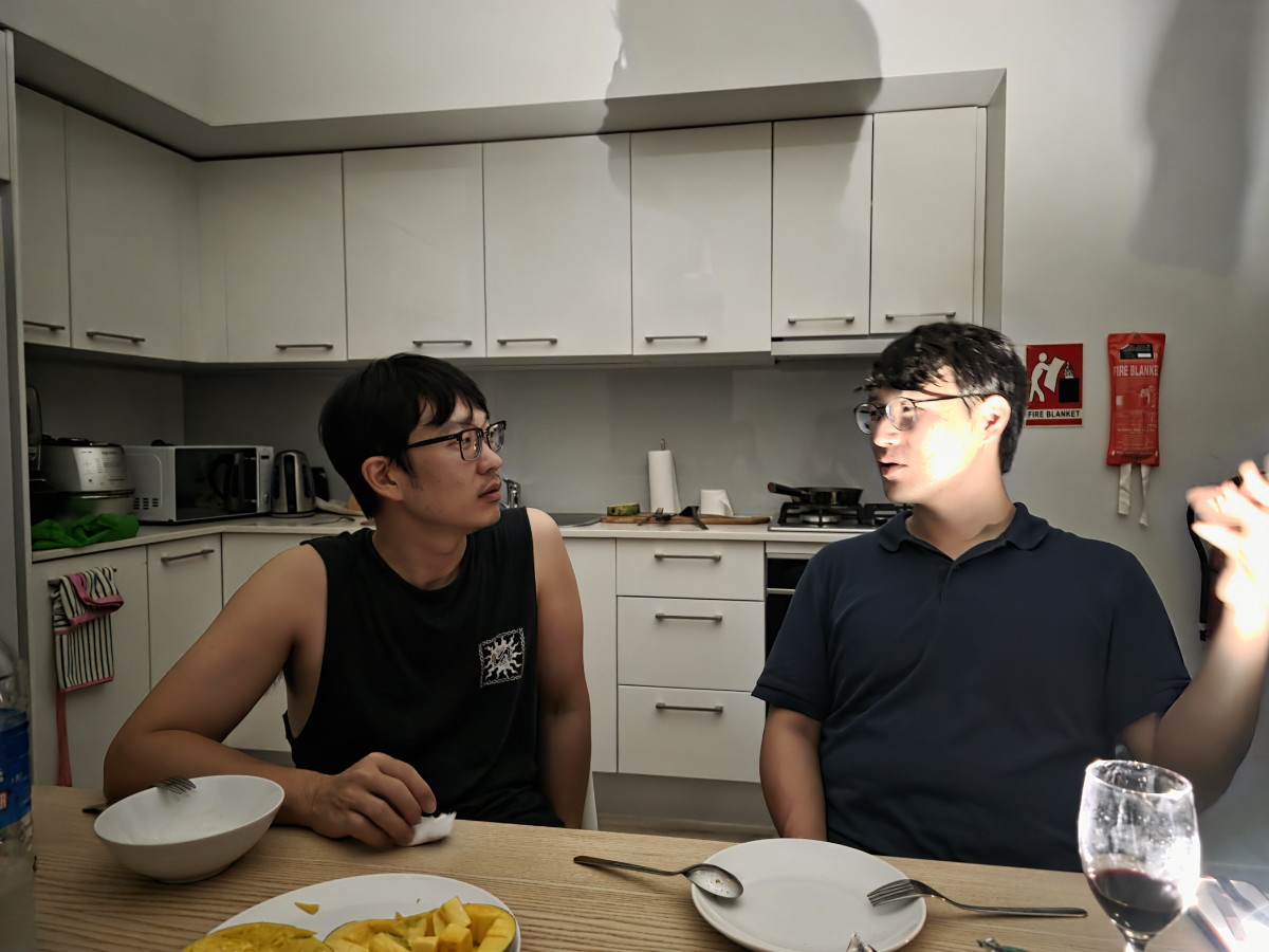 ▲21일 송길호 한국수자원공사(K-water) 솔로몬SPC 차장(왼쪽)과 조원제 K-water 홍보실 차장(오른쪽)이 갑작스러운 정전 속에 자연스럽게 대화하고 있다. 송 차장의 호니아라 임차사택에는 대체발전기가 설치돼 있어 금세 전기가 다시 들어왔다. (정호영 기자)