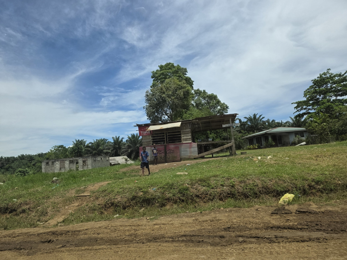 ▲길가에서 어렵지 않게 볼 수 있는 맨발의 아이(앞). 뒷편 판자집은 경유(디젤) 등 연료 간이판매소다. (정호영 기자)