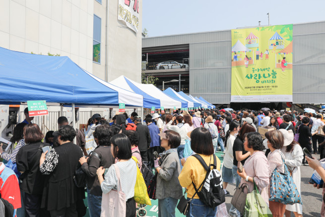 ▲ 지역 상생과 기부 문화확산을 위한 자선행사인 '제14회 동아제약 사랑나눔바자회' 현장에 많은 시민이 함께하고 있다. (사진제공=동아제약)