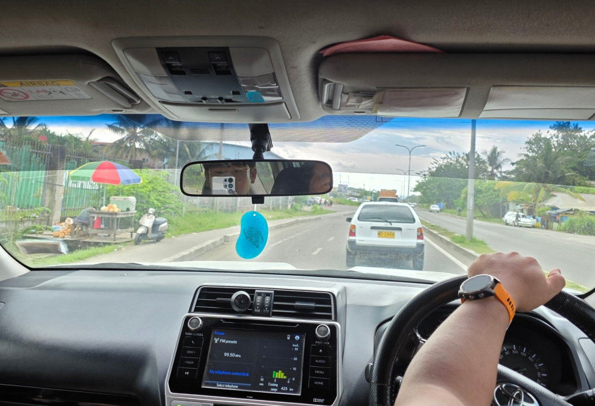 ▲호니아라의 도로. 이 도로 구간만 신호등이 없는 게 아니다. 아예 없다. (정호영 기자)