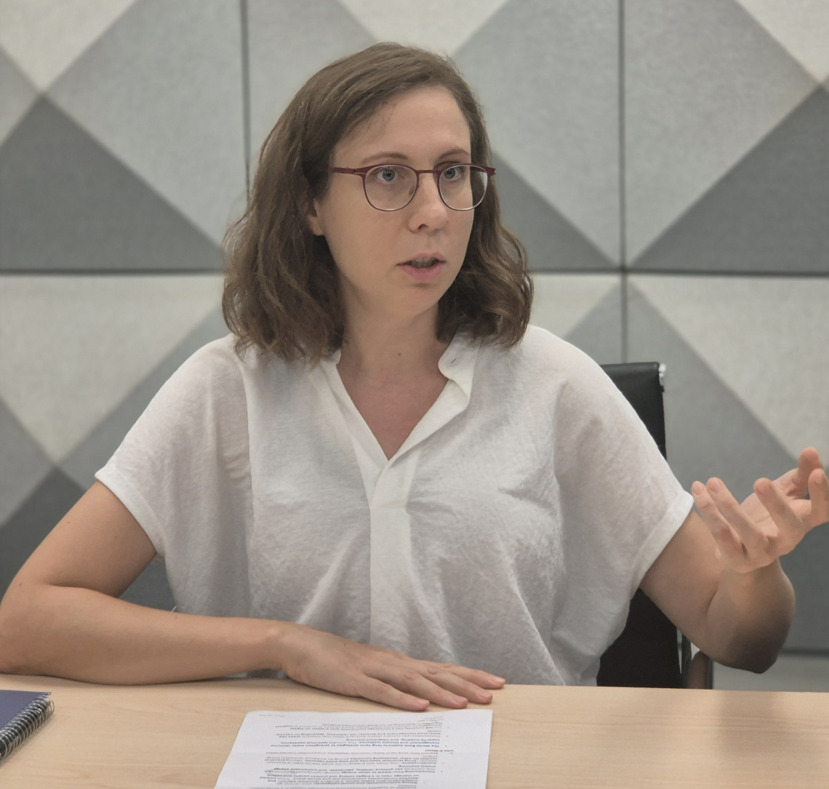 ▲율리아 자크레브스카이아 세계은행 에너지스페셜리스트가 20일(현지시간) 솔로몬제도 호니아라 헤리티지파크 상업빌딩에 마련된 세계은행 사무실에서 가진 기후에너지환경부 출장기자단과 인터뷰를 하고 있다. 영어통역 지원 : 고석훈 한국수자원공사 과장 (한국수자원공사)