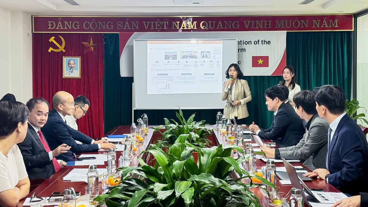 ▲캠코 및 베트남 현지 관계자들이 24일 베트남 하노이 베트남자산관리공사(VAMC)에서 열린 ‘베트남 부실채권(NPL) 거래 플랫폼 고도화 사업 착수보고회’에서 사업 추진 방안을 논의하고 있다. (사진제공=한국자산관리공사)