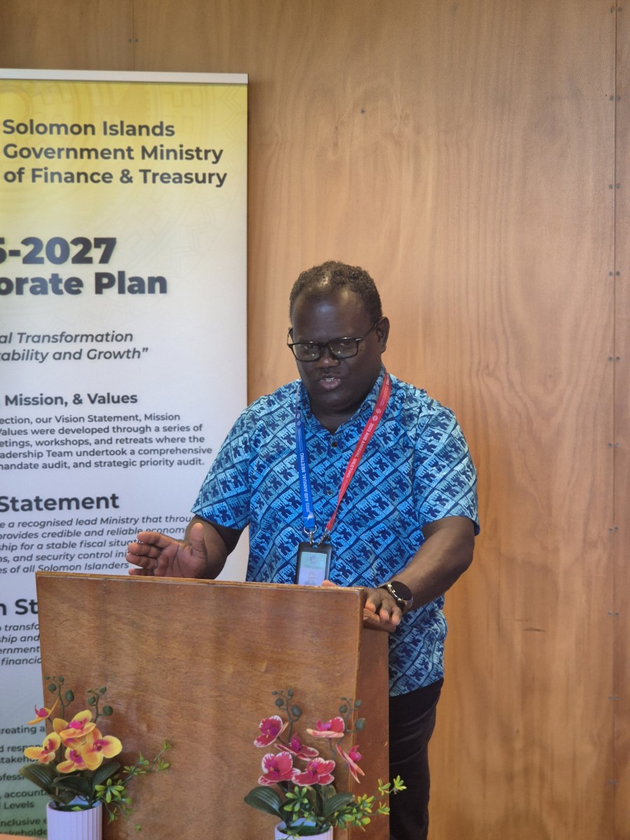 ▲맥키니 덴타나 솔로몬제도 재무부 차관이 21일(현지시간) 오후 솔로몬제도 수도 호니아라의 재무부 청사에서 기후환경에너지부 출장기자단과 인터뷰를 하고 있다. 영어통역 지원 : 고석훈 한국수자원공사 과장 (한국수자원공사)