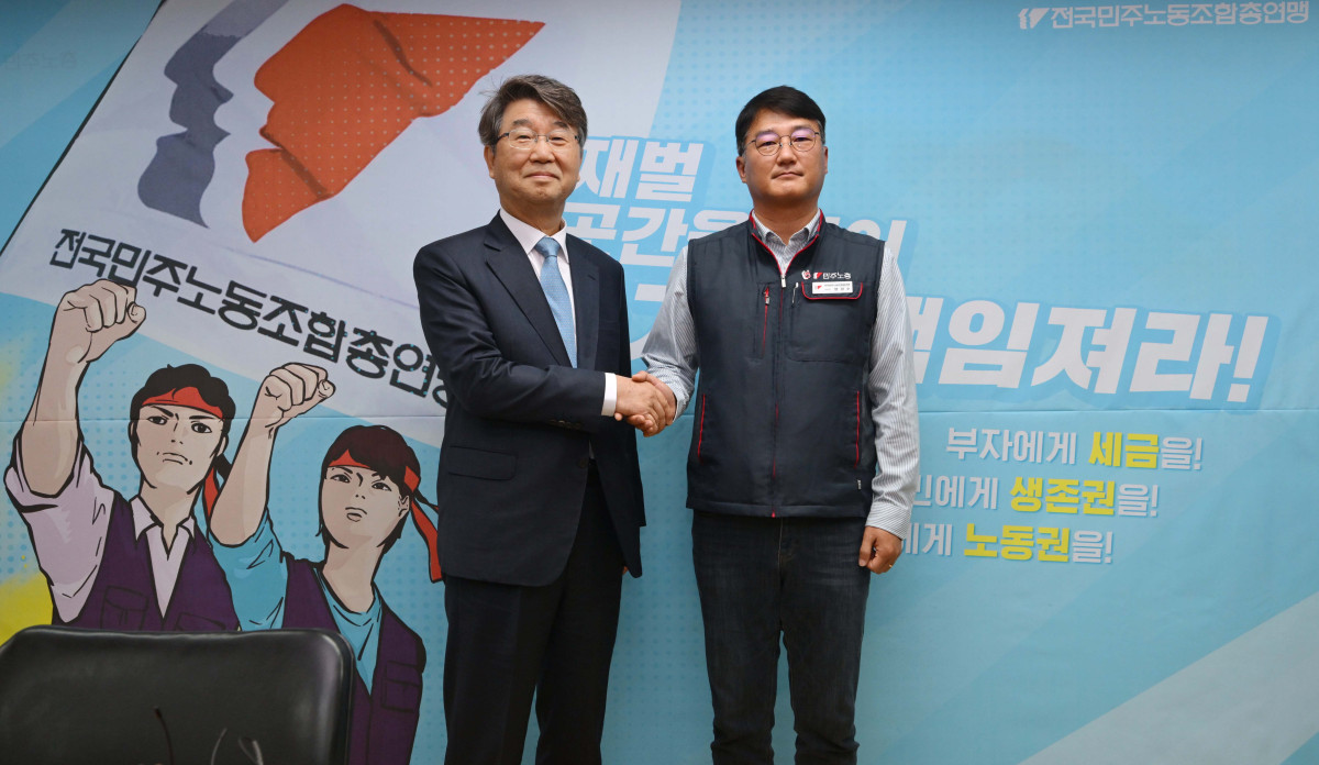 ▲김지형(왼쪽) 경제사회노동위원회 위원장이 25일 서울 중구 전국민주노동조합총연맹을 찾아 양경수 민주노총 위원장과 회동하고 있다. 경사노위와 민주노총의 공식적인 만남은 민주노총이 1999년 2월 경사노위의 전신인 노사정위원회를 탈퇴한 뒤 26년 만이다. 신태현 기자 holjjak@