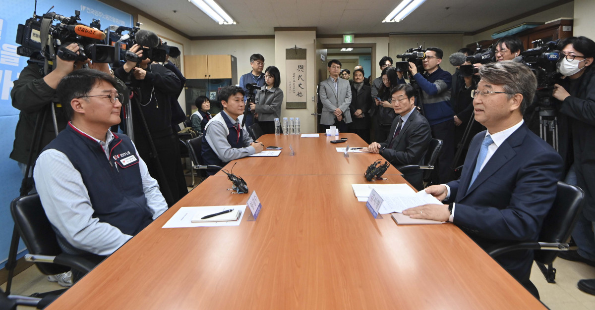 ▲김지형(오른쪽) 경제사회노동위원회 위원장이 25일 서울 중구 전국민주노동조합총연맹을 찾아 양경수 민주노총 위원장과 회동하고 있다. 경사노위와 민주노총의 공식적인 만남은 민주노총이 1999년 2월 경사노위의 전신인 노사정위원회를 탈퇴한 뒤 26년 만이다. 신태현 기자 holjjak@