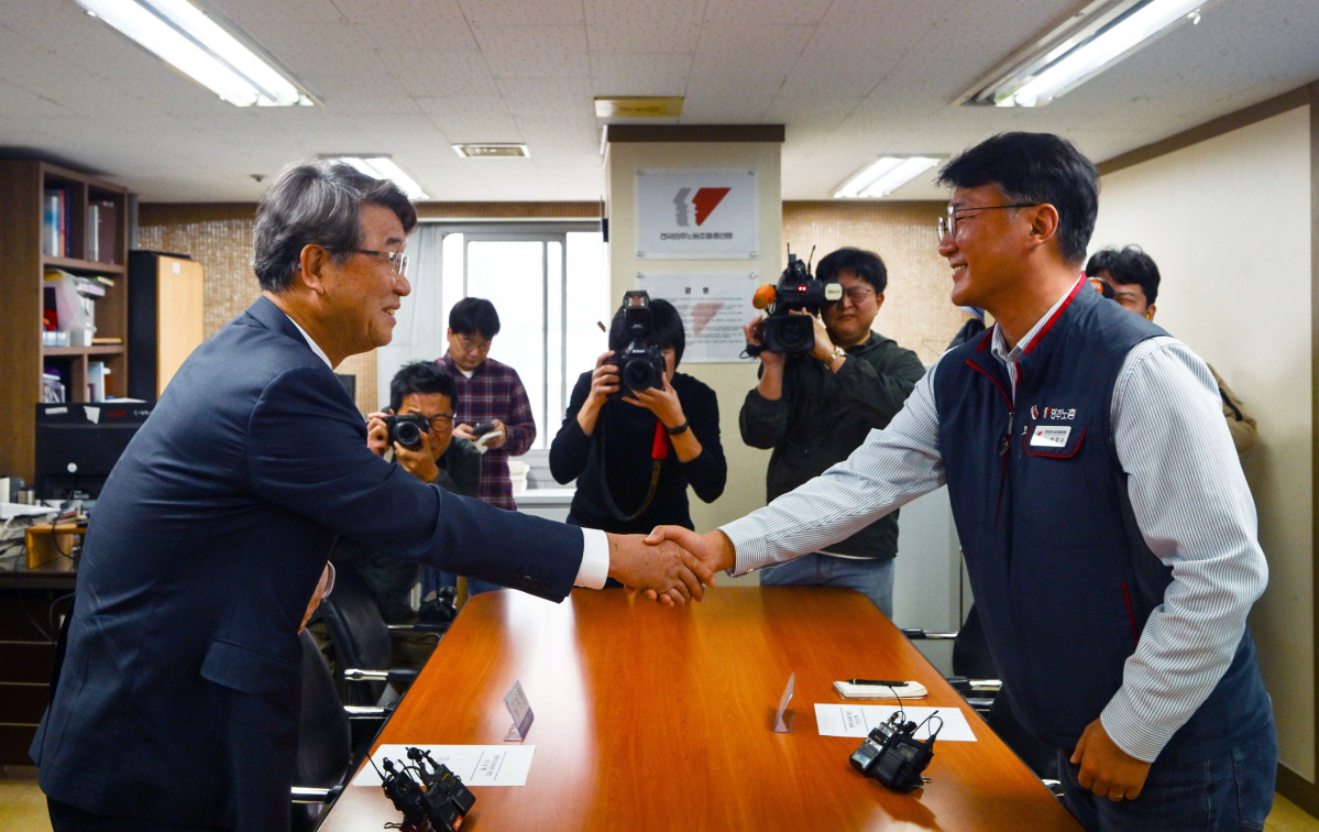 ▲김지형(왼쪽) 경제사회노동위원회 위원장이 25일 서울 중구 전국민주노동조합총연맹을 찾아 양경수 민주노총 위원장과 회동하고 있다. 경사노위와 민주노총의 공식적인 만남은 민주노총이 1999년 2월 경사노위의 전신인 노사정위원회를 탈퇴한 뒤 26년 만이다. 신태현 기자 holjjak@