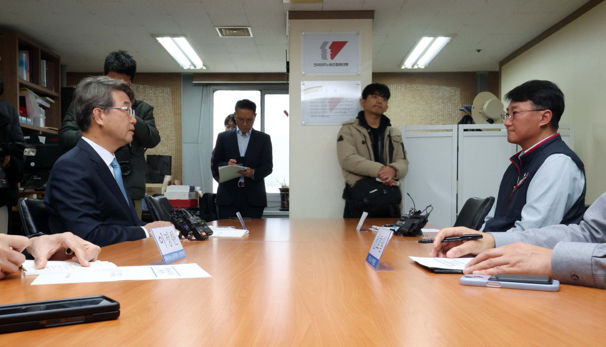 ▲김지형(왼쪽) 경제사회노동위원회 위원장이 25일 서울 중구 전국민주노동조합총연맹을 찾아 양경수 민주노총 위원장과 회동하고 있다. 경사노위와 민주노총의 공식적인 만남은 민주노총이 1999년 2월 경사노위의 전신인 노사정위원회를 탈퇴한 뒤 26년 만이다. 신태현 기자 holjjak@