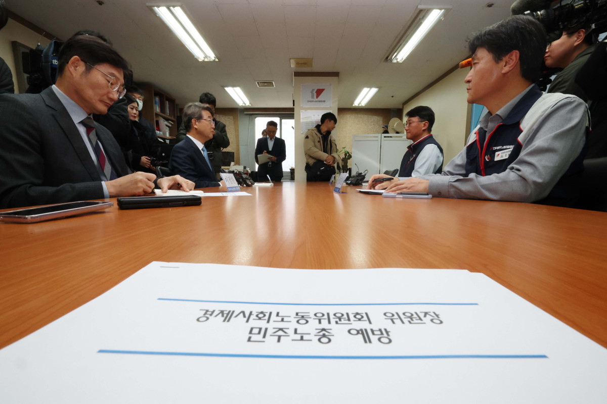 ▲김지형(왼쪽) 경제사회노동위원회 위원장이 25일 서울 중구 전국민주노동조합총연맹을 찾아 양경수 민주노총 위원장과 회동하고 있다. 경사노위와 민주노총의 공식적인 만남은 민주노총이 1999년 2월 경사노위의 전신인 노사정위원회를 탈퇴한 뒤 26년 만이다. 신태현 기자 holjjak@