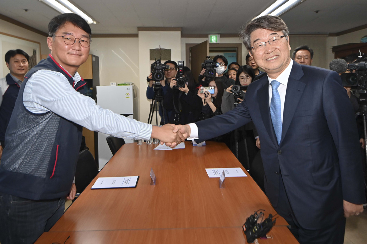 ▲김지형(오른쪽) 경제사회노동위원회 위원장이 25일 서울 중구 전국민주노동조합총연맹을 찾아 양경수 민주노총 위원장과 회동하고 있다. 경사노위와 민주노총의 공식적인 만남은 민주노총이 1999년 2월 경사노위의 전신인 노사정위원회를 탈퇴한 뒤 26년 만이다. 신태현 기자 holjjak@