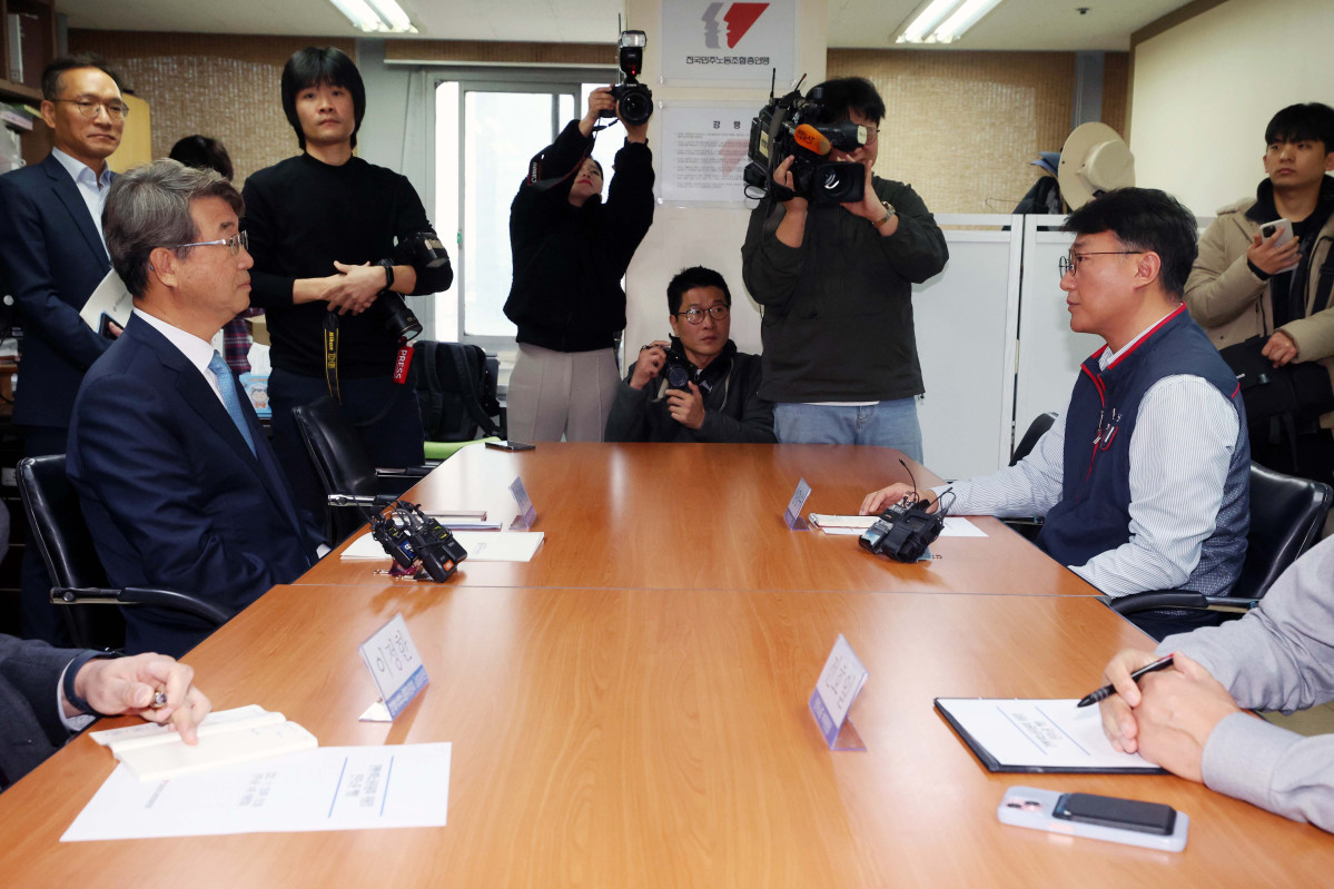 ▲김지형(왼쪽) 경제사회노동위원회 위원장이 25일 서울 중구 전국민주노동조합총연맹을 찾아 양경수 민주노총 위원장과 회동하고 있다. 경사노위와 민주노총의 공식적인 만남은 민주노총이 1999년 2월 경사노위의 전신인 노사정위원회를 탈퇴한 뒤 26년 만이다. 신태현 기자 holjjak@