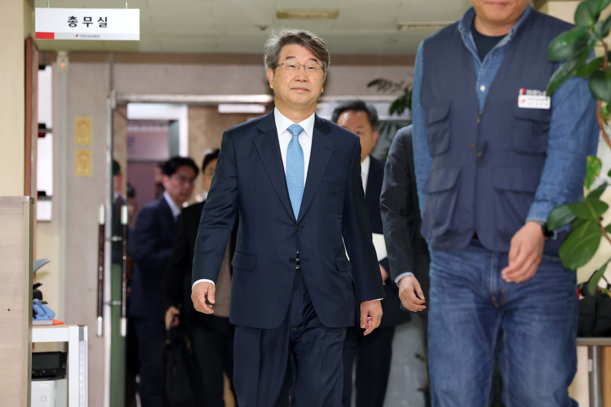 ▲김지형 경제사회노동위원회 위원장이 25일 서울 중구 전국민주노동조합총연맹을 찾아 양경수 민주노총 위원장과 회동하기 위해 위원장실로 들어서고 있다. 경사노위와 민주노총의 공식적인 만남은 민주노총이 1999년 2월 경사노위의 전신인 노사정위원회를 탈퇴한 뒤 26년 만이다. 신태현 기자 holjjak@