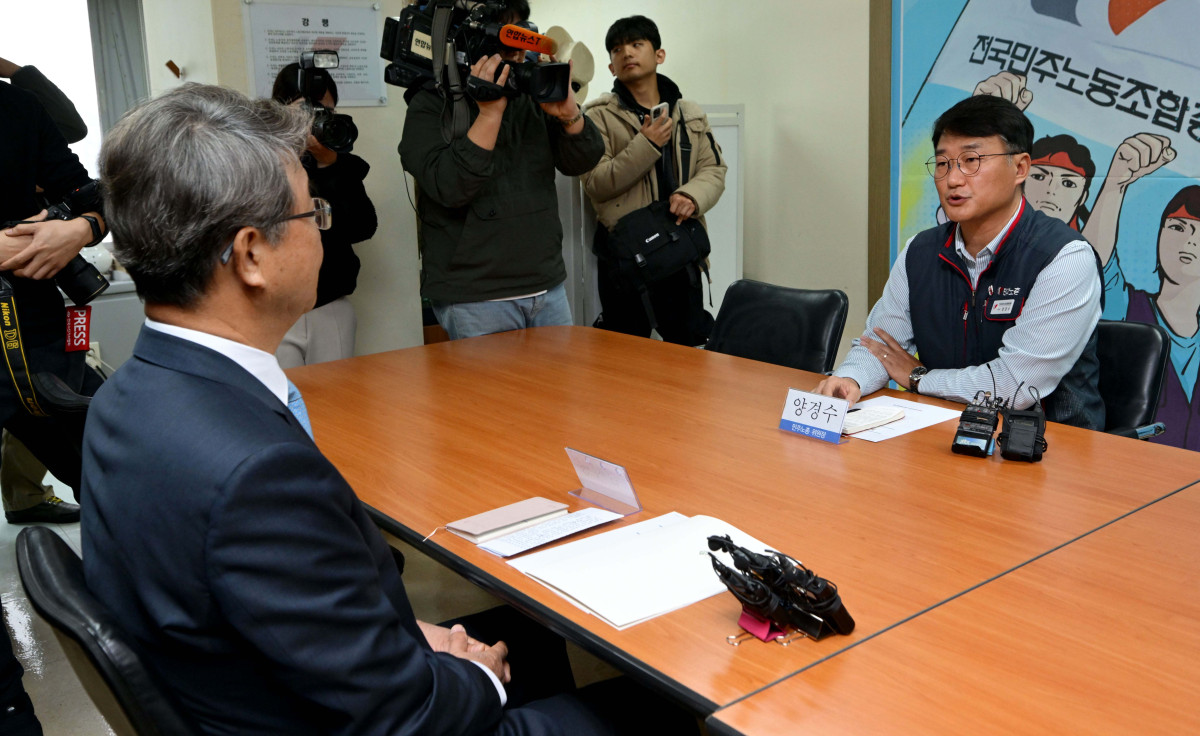 ▲김지형(왼쪽) 경제사회노동위원회 위원장이 25일 서울 중구 전국민주노동조합총연맹을 찾아 양경수 민주노총 위원장과 회동하고 있다. 경사노위와 민주노총의 공식적인 만남은 민주노총이 1999년 2월 경사노위의 전신인 노사정위원회를 탈퇴한 뒤 26년 만이다. 신태현 기자 holjjak@