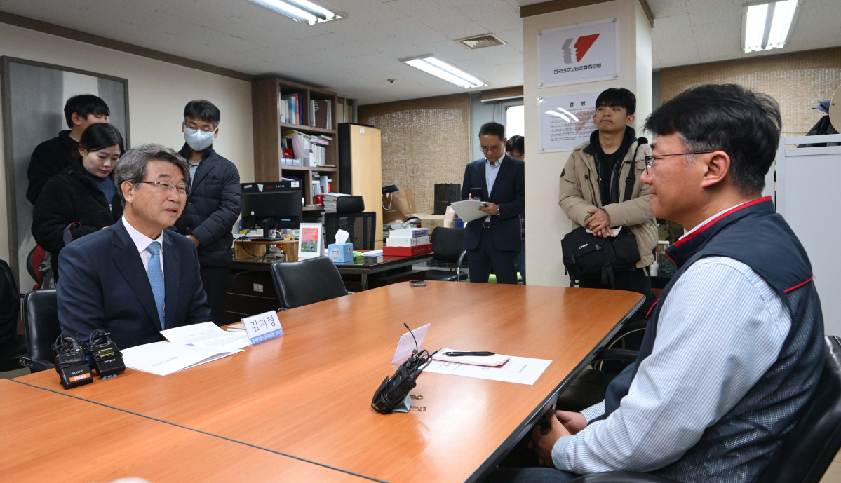 ▲김지형(왼쪽) 경제사회노동위원회 위원장이 25일 서울 중구 전국민주노동조합총연맹을 찾아 양경수 민주노총 위원장과 회동하고 있다. 경사노위와 민주노총의 공식적인 만남은 민주노총이 1999년 2월 경사노위의 전신인 노사정위원회를 탈퇴한 뒤 26년 만이다. 신태현 기자 holjjak@