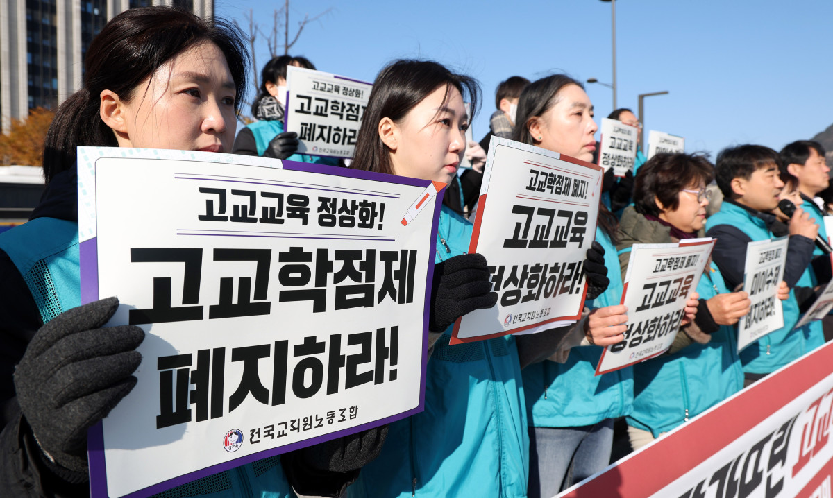 ▲전국교직원노동조합이 19일 오전 서울 종로구 정부서울청사 앞에서 '고교학점제 폐지와 고교교육 정상화를 위한 대국민 서명 결과 발표' 기자회견을 하고 있다.  (뉴시스)