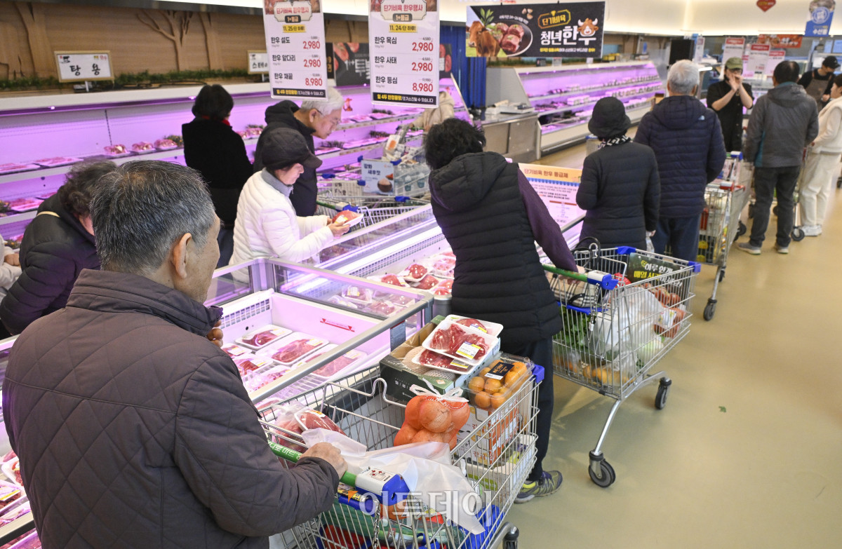 ▲소비자들의 경제 심리가 8년 만에 가장 높은 수준으로 회복했다. 한국은행이 25일 발표한 '11월 소비자동향조사' 결과에 따르면 11월 소비자심리지수(CCSI)는 112.4로 10월보다 2.6포인트 상승했다. 이는 2017년 11월(113.9) 이후 8년 만에 가장 높은 수준이다. CCSI는 현재생활형편, 생활형편전망, 가계수입전망, 소비지출전망, 현재경기판단, 향후경기전망 등 6개 지수를 종합해 산출한다. 지수가 100을 넘으면 장기평균과 비교해 소비 심리가 낙관적이라는 의미다. 이날 서울 시내의 한 대형마트에서 시민들이 장을 보고 있다. 조현호 기자 hyunho@