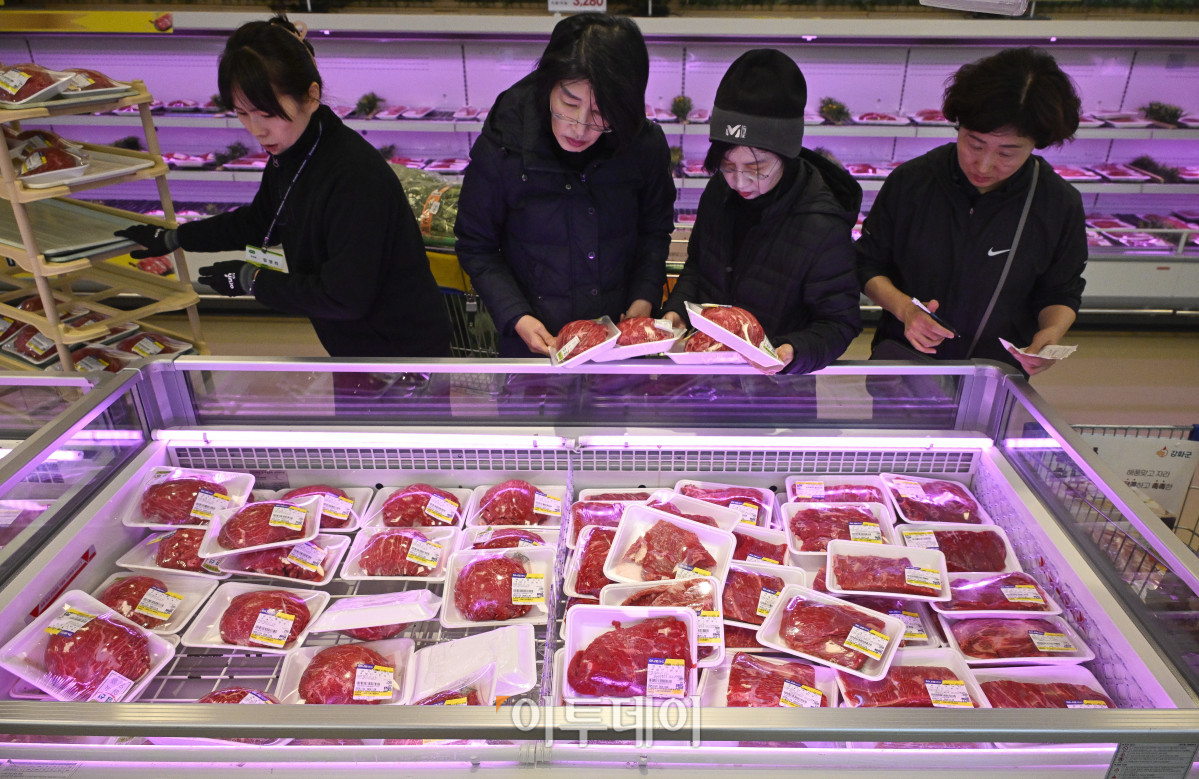 ▲소비자들의 경제 심리가 8년 만에 가장 높은 수준으로 회복했다. 한국은행이 25일 발표한 '11월 소비자동향조사' 결과에 따르면 11월 소비자심리지수(CCSI)는 112.4로 10월보다 2.6포인트 상승했다. 이는 2017년 11월(113.9) 이후 8년 만에 가장 높은 수준이다. CCSI는 현재생활형편, 생활형편전망, 가계수입전망, 소비지출전망, 현재경기판단, 향후경기전망 등 6개 지수를 종합해 산출한다. 지수가 100을 넘으면 장기평균과 비교해 소비 심리가 낙관적이라는 의미다. 이날 서울 시내의 한 대형마트에서 시민들이 장을 보고 있다. 조현호 기자 hyunho@