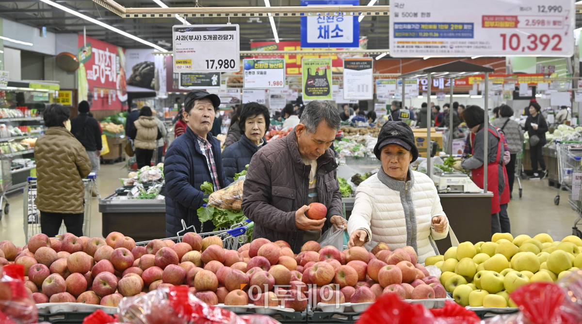 ▲소비자들의 경제 심리가 8년 만에 가장 높은 수준으로 회복했다. 한국은행이 25일 발표한 '11월 소비자동향조사' 결과에 따르면 11월 소비자심리지수(CCSI)는 112.4로 10월보다 2.6포인트 상승했다. 이는 2017년 11월(113.9) 이후 8년 만에 가장 높은 수준이다. CCSI는 현재생활형편, 생활형편전망, 가계수입전망, 소비지출전망, 현재경기판단, 향후경기전망 등 6개 지수를 종합해 산출한다. 지수가 100을 넘으면 장기평균과 비교해 소비 심리가 낙관적이라는 의미다. 이날 서울 시내의 한 대형마트에서 시민들이 장을 보고 있다. 조현호 기자 hyunho@