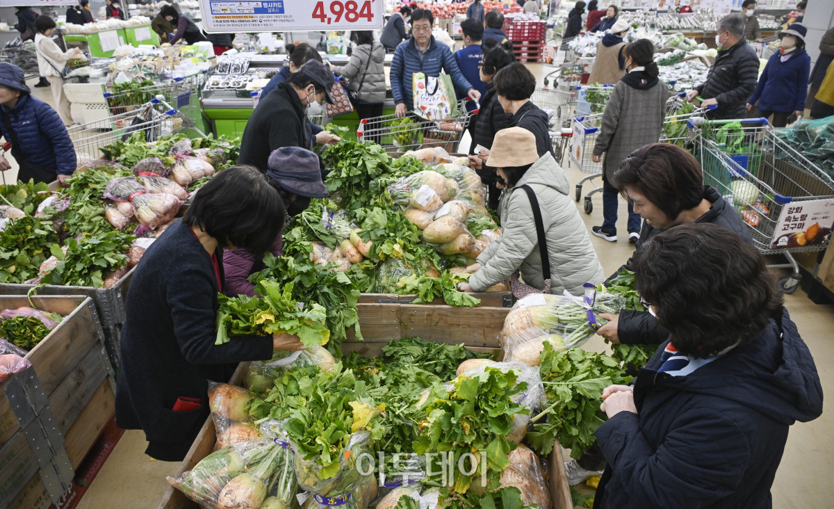 ▲소비자들의 경제 심리가 8년 만에 가장 높은 수준으로 회복했다. 한국은행이 25일 발표한 '11월 소비자동향조사' 결과에 따르면 11월 소비자심리지수(CCSI)는 112.4로 10월보다 2.6포인트 상승했다. 이는 2017년 11월(113.9) 이후 8년 만에 가장 높은 수준이다. CCSI는 현재생활형편, 생활형편전망, 가계수입전망, 소비지출전망, 현재경기판단, 향후경기전망 등 6개 지수를 종합해 산출한다. 지수가 100을 넘으면 장기평균과 비교해 소비 심리가 낙관적이라는 의미다. 이날 서울 시내의 한 대형마트에서 시민들이 장을 보고 있다. 조현호 기자 hyunho@