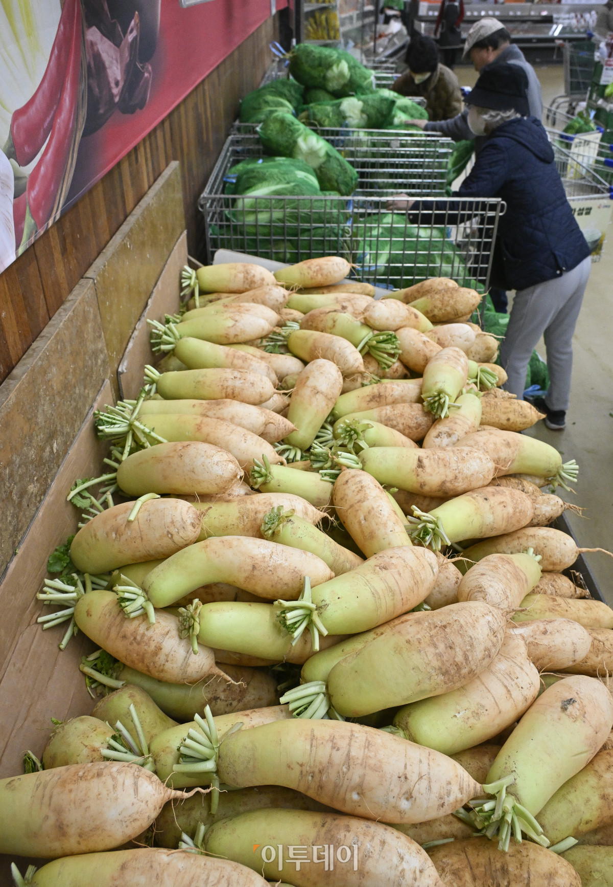 ▲소비자들의 경제 심리가 8년 만에 가장 높은 수준으로 회복했다. 한국은행이 25일 발표한 '11월 소비자동향조사' 결과에 따르면 11월 소비자심리지수(CCSI)는 112.4로 10월보다 2.6포인트 상승했다. 이는 2017년 11월(113.9) 이후 8년 만에 가장 높은 수준이다. CCSI는 현재생활형편, 생활형편전망, 가계수입전망, 소비지출전망, 현재경기판단, 향후경기전망 등 6개 지수를 종합해 산출한다. 지수가 100을 넘으면 장기평균과 비교해 소비 심리가 낙관적이라는 의미다. 이날 서울 시내의 한 대형마트에서 시민들이 장을 보고 있다. 조현호 기자 hyunho@