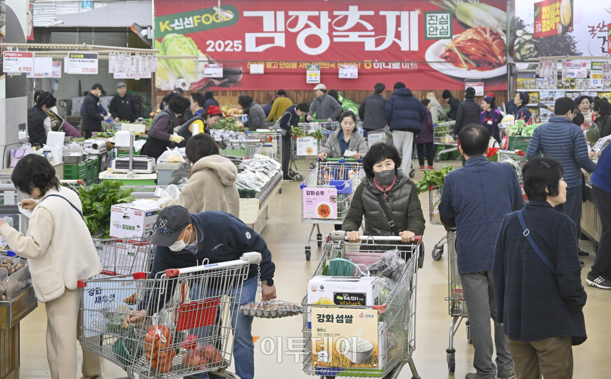 ▲소비자들의 경제 심리가 8년 만에 가장 높은 수준으로 회복했다. 한국은행이 25일 발표한 '11월 소비자동향조사' 결과에 따르면 11월 소비자심리지수(CCSI)는 112.4로 10월보다 2.6포인트 상승했다. 이는 2017년 11월(113.9) 이후 8년 만에 가장 높은 수준이다. CCSI는 현재생활형편, 생활형편전망, 가계수입전망, 소비지출전망, 현재경기판단, 향후경기전망 등 6개 지수를 종합해 산출한다. 지수가 100을 넘으면 장기평균과 비교해 소비 심리가 낙관적이라는 의미다. 이날 서울 시내의 한 대형마트에서 시민들이 장을 보고 있다. 조현호 기자 hyunho@