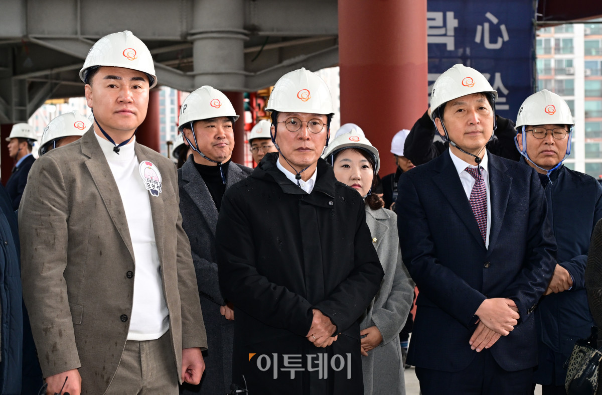 ▲김민석(앞줄 가운데) 국무총리가 25일 서울 도봉구 서울 아레나 복합문화시설 건립 현장을 방문해 관계자로부터 현황 보고를 받고 있다. 청사사진기자단