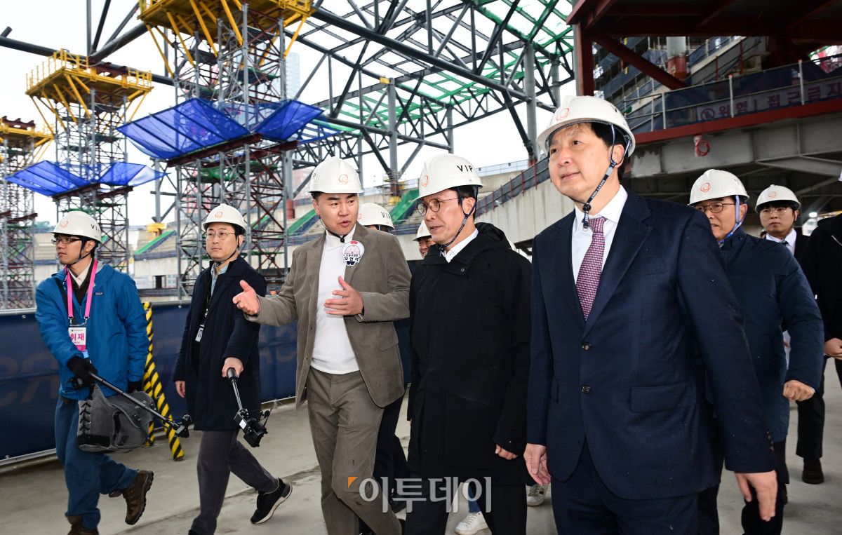 ▲김민석(앞줄 오른쪽 두 번째) 국무총리가 25일 서울 도봉구 서울 아레나 복합문화시설 건립 현장을 방문해 오언석 도봉구청장의 설명을 듣고 있다. 청사사진기자단