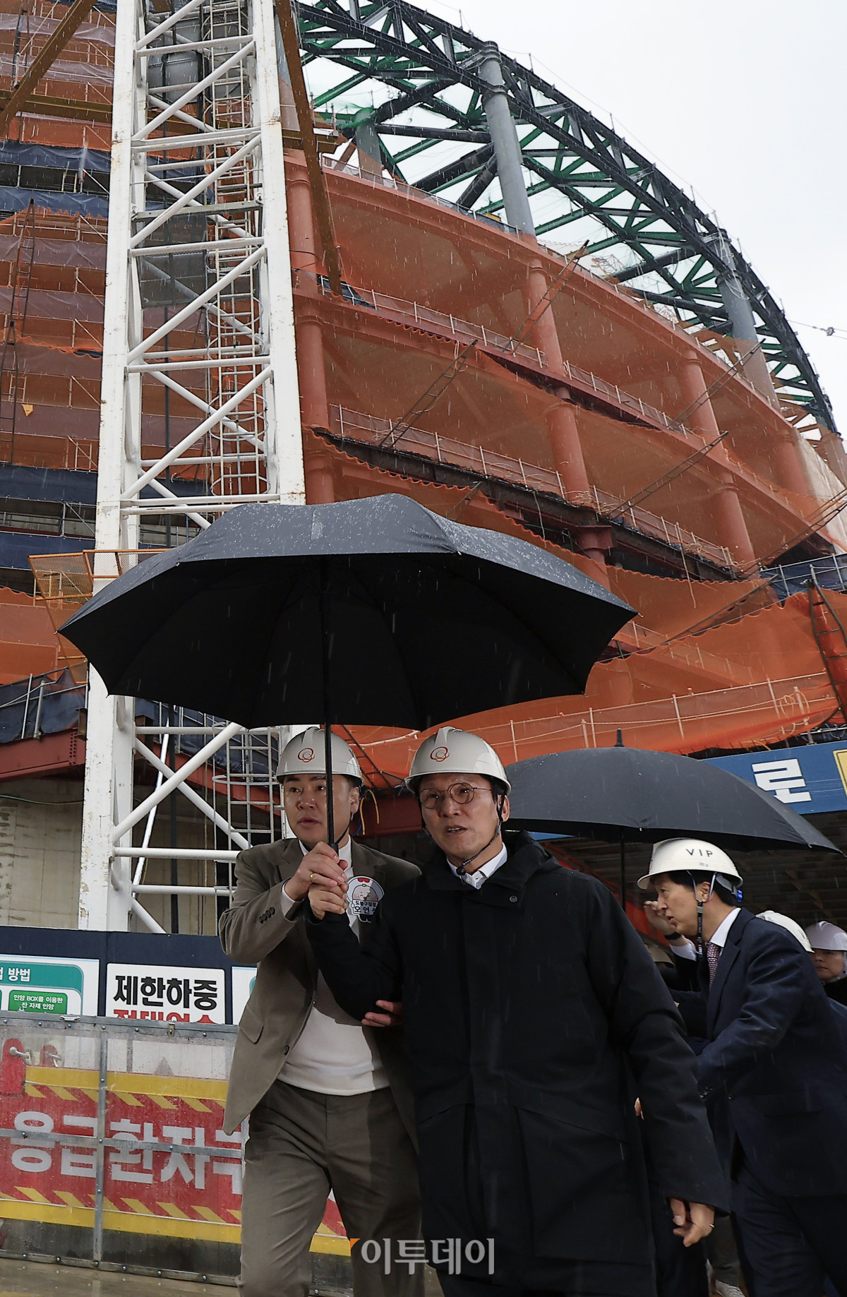 ▲김민석 국무총리가 25일 서울 도봉구 서울 아레나 복합문화시설 건립 현장점검을 위해 이동하고 있다. 청사사진기자단