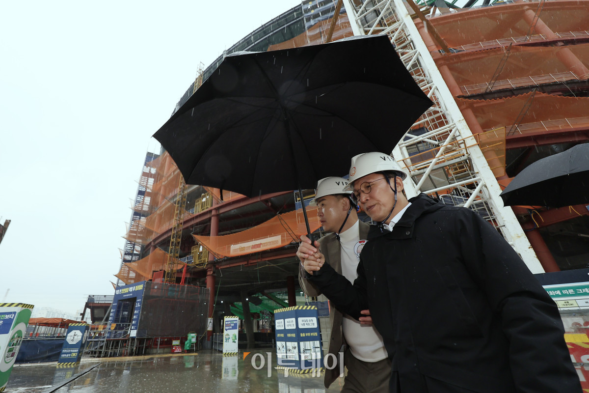 ▲김민석 국무총리가 25일 서울 도봉구 서울 아레나 복합문화시설 건립 현장점검을 위해 이동하고 있다. 청사사진기자단