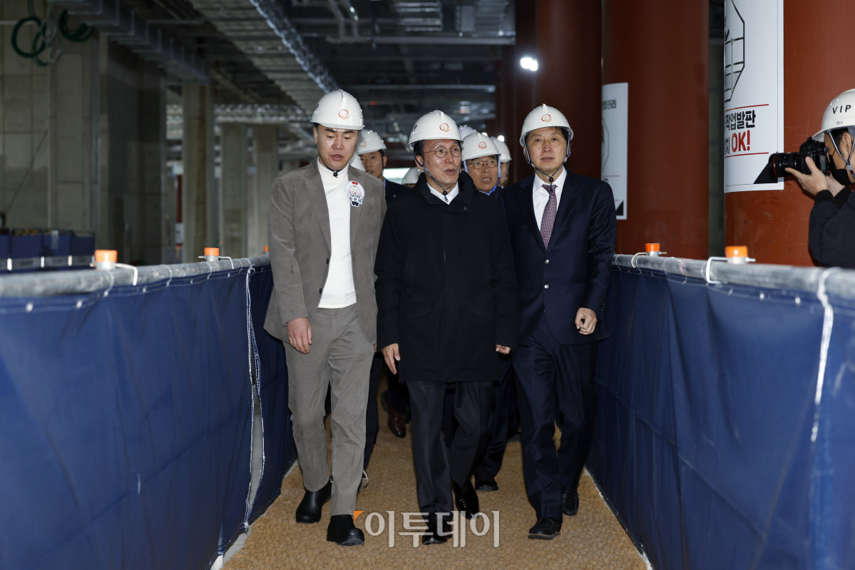 ▲김민석 국무총리가 25일 서울 도봉구 서울 아레나 복합문화시설 건립 현장점검을 위해 이동하고 있다. 청사사진기자단