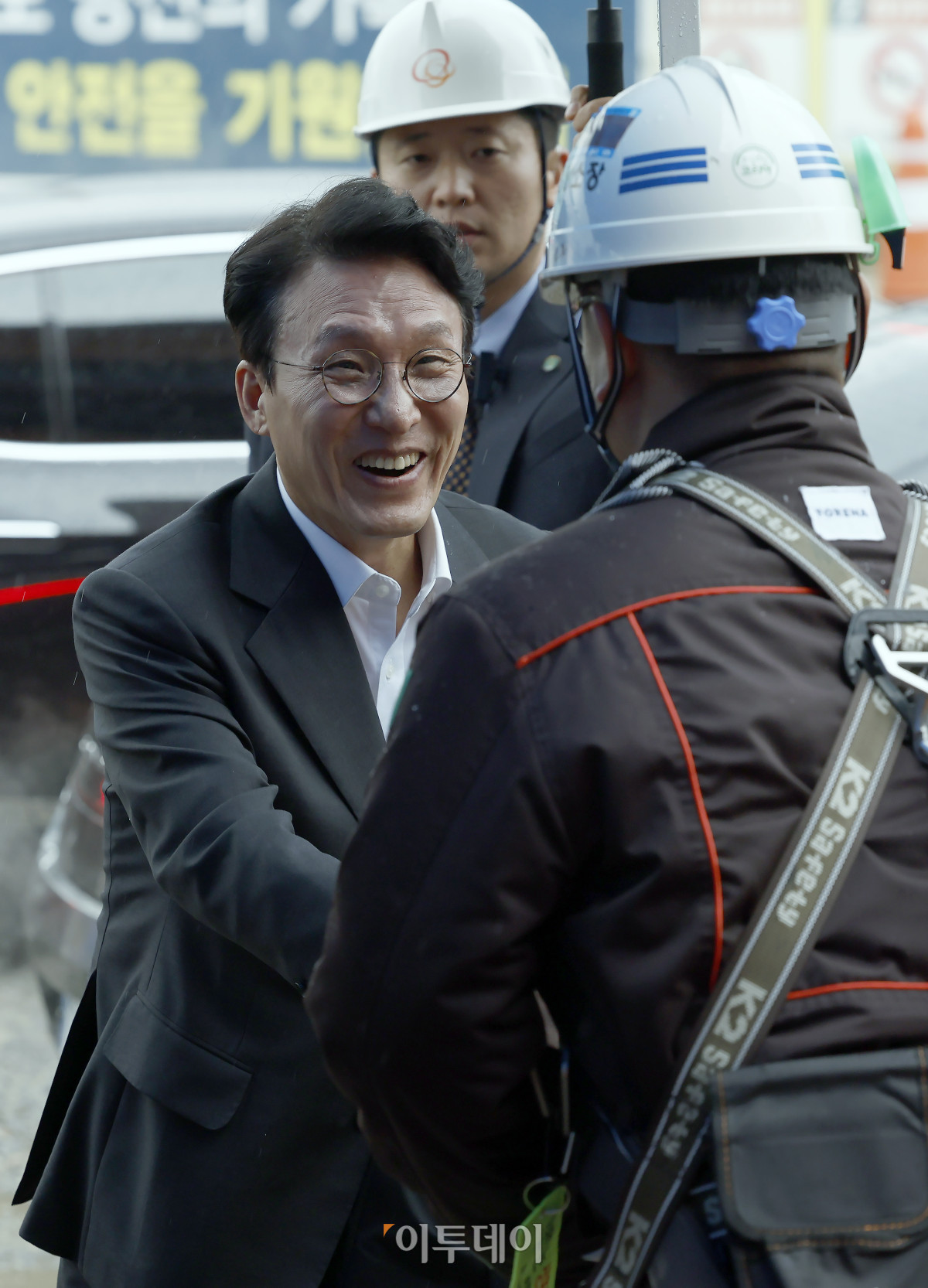 ▲김민석(왼쪽) 국무총리가 25일 서울 도봉구 서울 아레나 복합문화시설 건립 현장점검을 위해 현장에 도착해 현장소장과 인사를 나누고 있다. 청사사진기자단