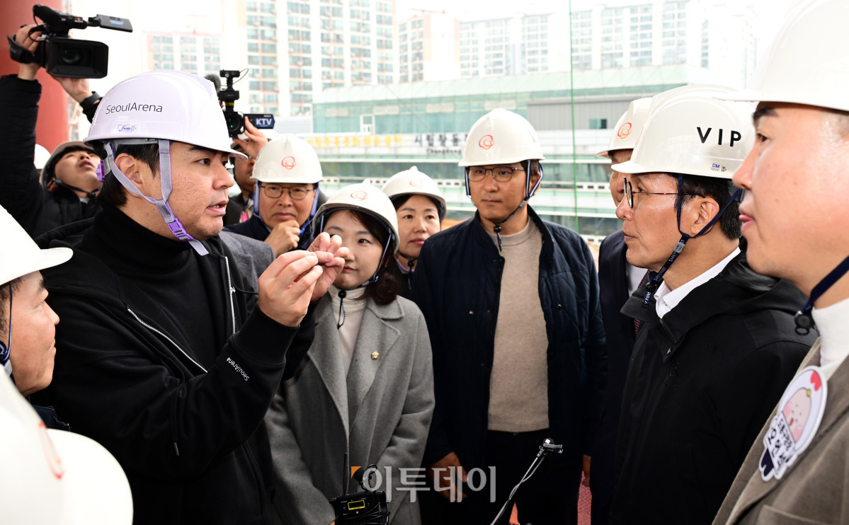 ▲김민석(오른쪽 두 번째) 국무총리가 25일 서울 도봉구 서울 아레나 복합문화시설 건립 현장을 방문해 오지훈 서울 아레나 대표이사로부터 사업 추진현황 보고를 받고 있다. 청사사진기자단