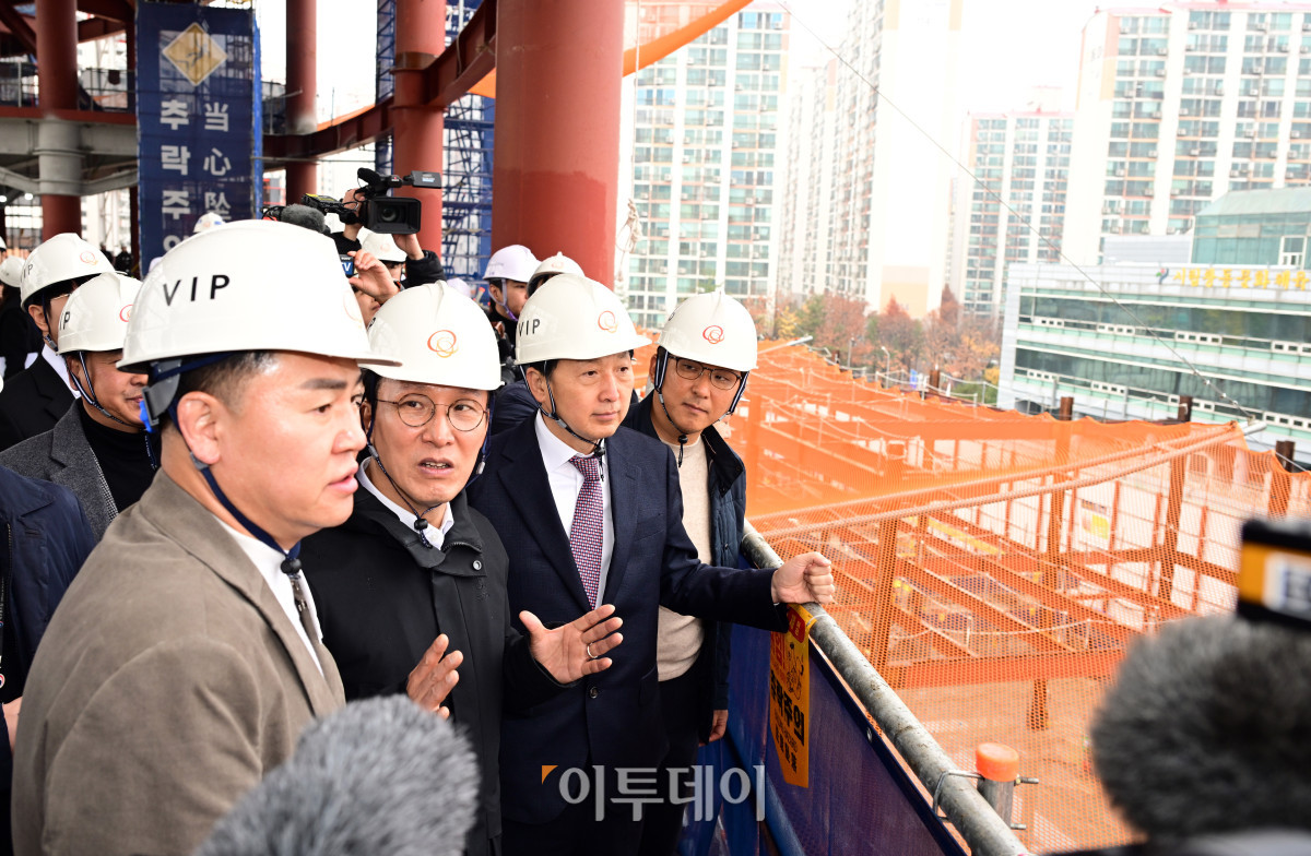 ▲김민석 국무총리가 25일 서울 도봉구 서울 아레나 복합문화시설 건립 현장을 살펴보고 있다. 청사사진기자단