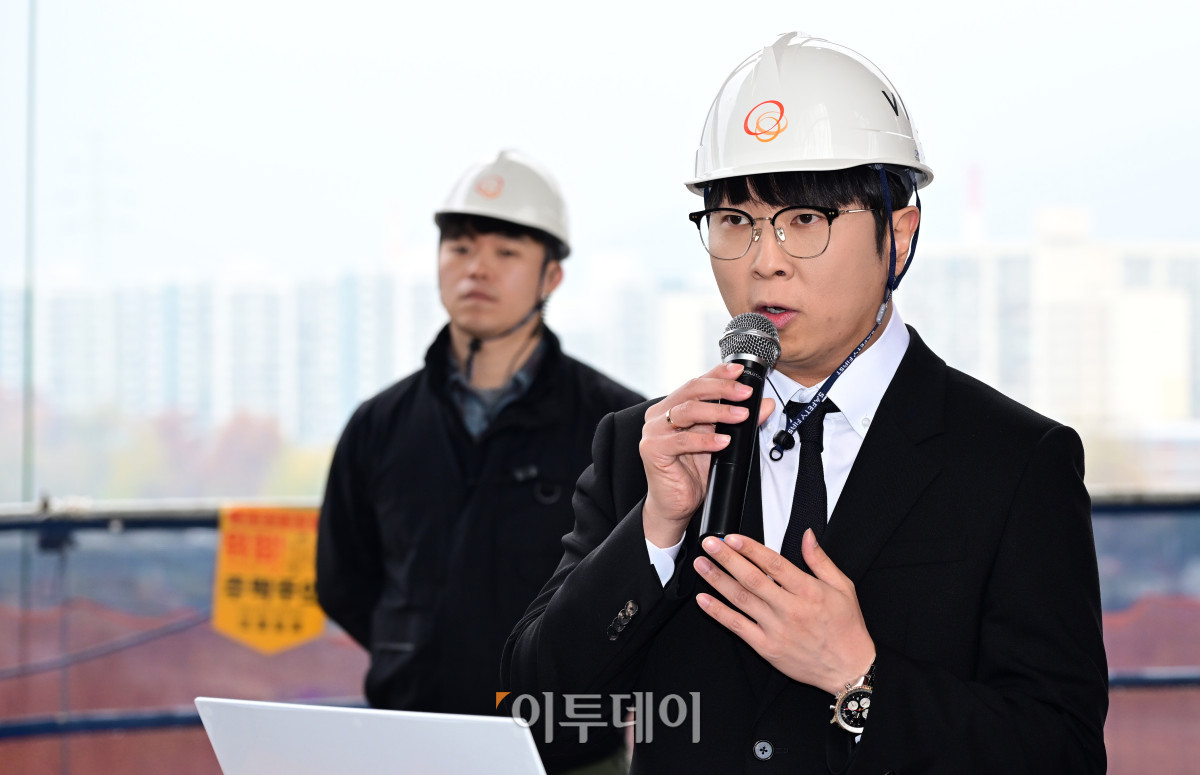 ▲장윤중 카카오엔터 대표가 25일 서울 도봉구 창동 서울 아레나 복합문화시설 건립 현장에서 김민석 총리에게 공연업계의 현황에 대해 보고를 하고 있다. 청사사진기자단