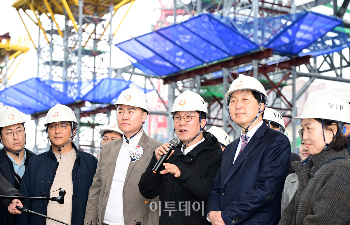 ▲김민석 국무총리가 25일 서울 도봉구 서울 아레나 복합문화시설 건립 현장을 둘러본 뒤 발언을 하고 있다. 청사사진기자단