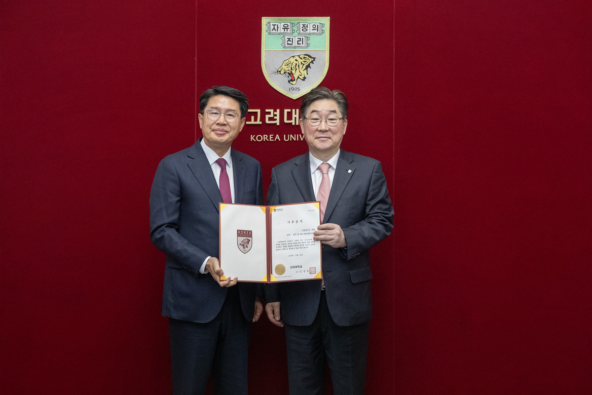 ▲박동석 산일전기 대표(왼쪽)와 김동원 고려대 총장 . (사진=고려대)