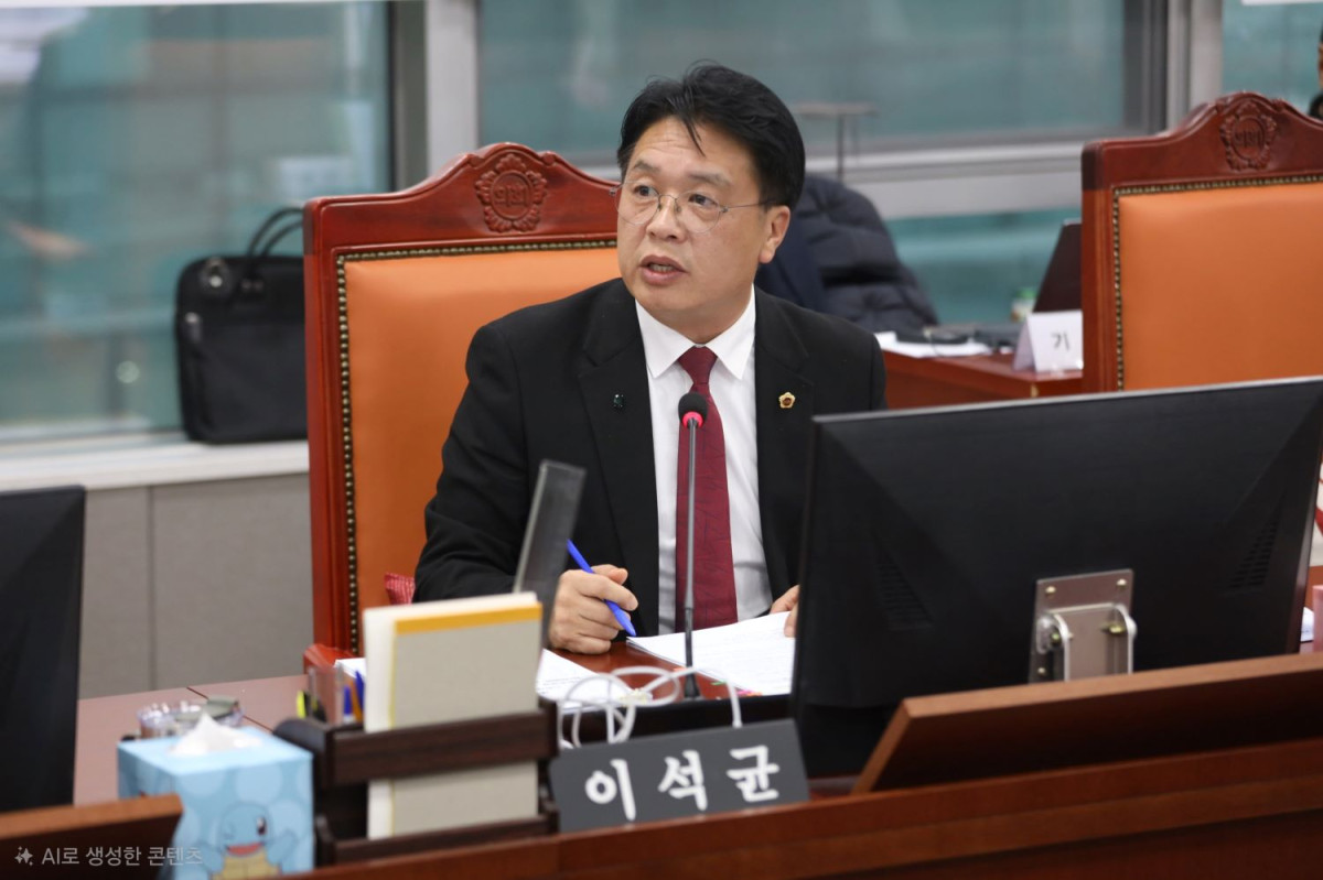 ▲이석균 경기도의회 의원이 예산안 심사에서 재정운용 문제를 지적하고 있다. (경기도의회)