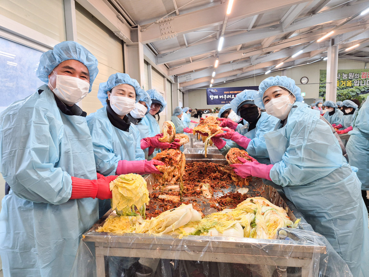 ▲유진선 용인특례시의회 의장이 북한이탈주민 김장나눔 행사에서 주민들과 김장을 담그고 있다. (용인특례시의회)