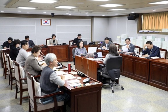 ▲수원특례시의회 기획경제위원회가 공보관·홍보기획관을 대상으로 행정사무감사를 진행하고 있다. (수원특례시의회)