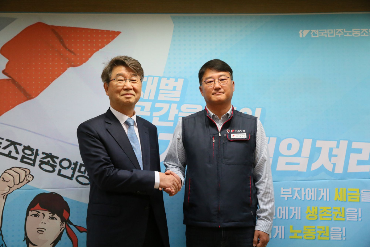 ▲ 25일 서울 중구 전국민주노동조합총연맹(민주노총)을 방문한 김지형 경제사회노동위원회 위원장이 양경수 민주노총 위원장과 악수를 나누고 있다. (사진제공=경제사회노동위원회)