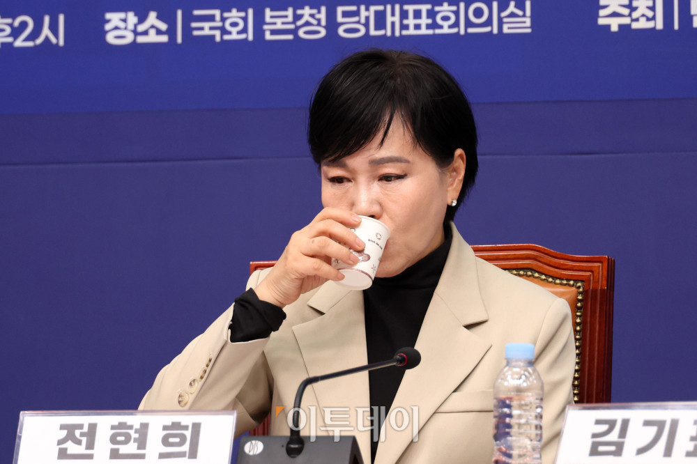 ▲25일 서울 여의도 국회에서 열린 사법불신 극복과 사법행정 정상화를 위한 입법공청회에서 전현희 단장이 물을 마시고 있다. 고이란 기자 photoeran@