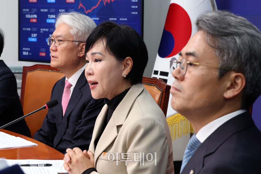 ▲25일 서울 여의도 국회에서 열린 사법불신 극복과 사법행정 정상화를 위한 입법공청회에서 전현희 단장이 인사말을 하고 있다. 고이란 기자 photoeran@