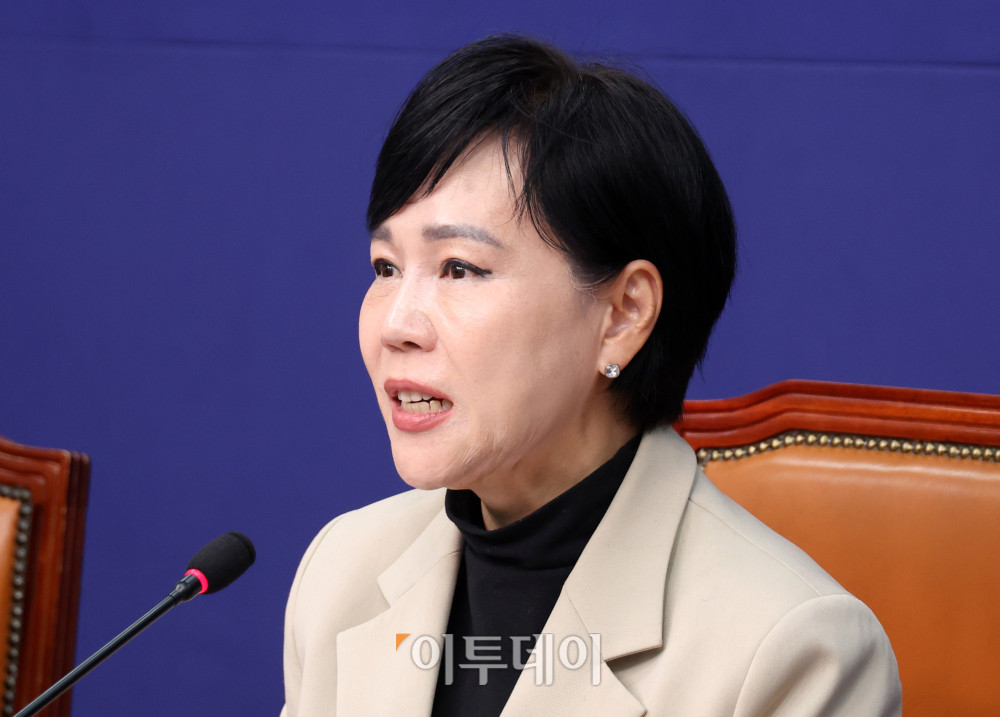 ▲25일 서울 여의도 국회에서 열린 사법불신 극복과 사법행정 정상화를 위한 입법공청회에서 전현희 단장이 인사말을 하고 있다. 고이란 기자 photoeran@