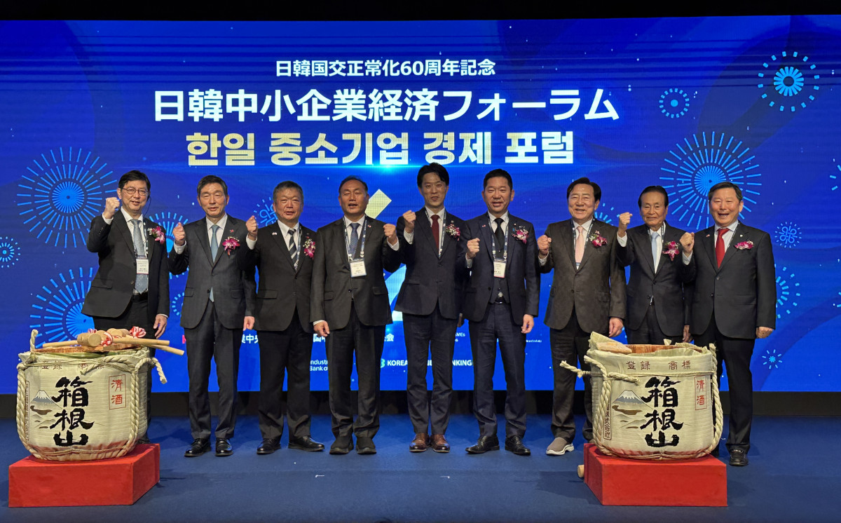 ▲25일 일본 도쿄 하얏트 리젠시에서 열린 ‘한일 중소기업 경제 포럼’에서 참석자들이 기념사진을 촬영하고 있다. (서이원 기자 @iwonseo96)