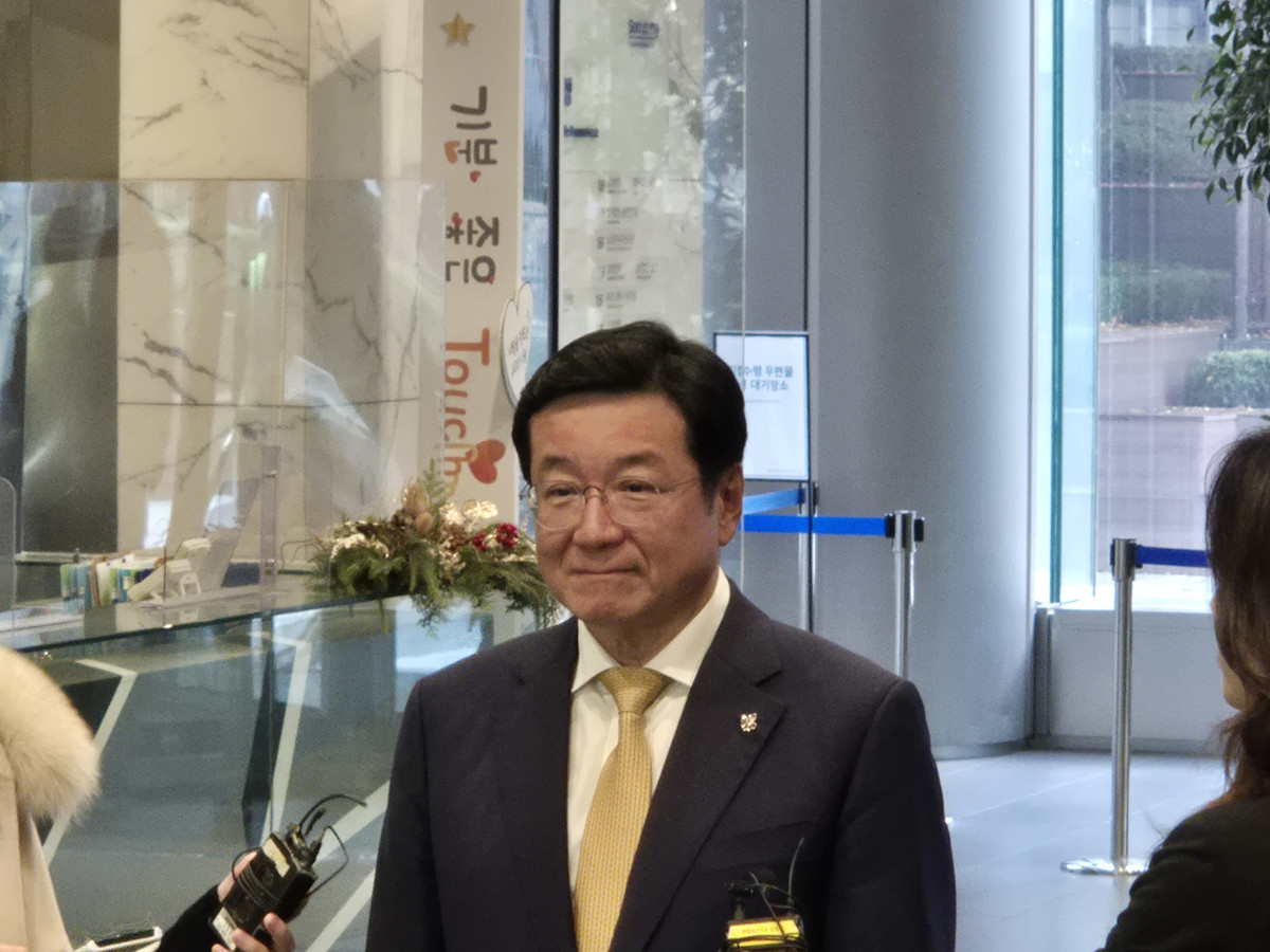 ▲이찬희 삼성준감위원장이 25일 서울 서초구 삼성생명 서초사옥에서 기자들과 질의응답을 하고 있다. (박민웅 기자 pmw7001@)