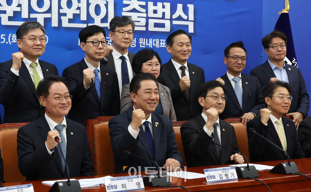 ▲25일 서울 여의도 국회에서 열린 APEC 성과확산 및 한미관세협상 후속지원위원회 출범식에서 김병기(앞줄 오른쪽 세번째) 더불어민주당 원내대표와 윤창렬(앞줄 오른쪽 두번째) 국무조정실장을 비롯한 참석자들이 기념촬영을 하고 있다. 고이란 기자 photoeran@