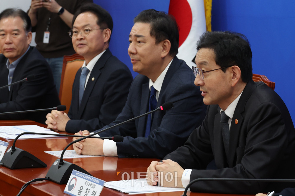 ▲윤창렬 국무조정실장이 25일 서울 여의도 국회에서 열린 APEC 성과확산 및 한미관세협상 후속지원위원회 출범식에서 인사말을 하고 있다. 고이란 기자 photoeran@